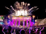 Zahlreiche Besucher bei der Welcome Night am Brandenburger Tor © dpa