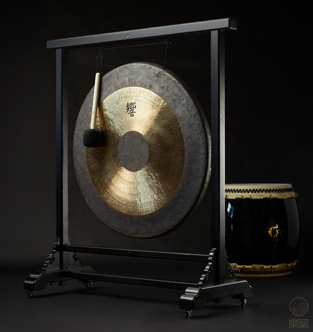 Premium TAM TAM GONG �95cm  with  Premium Gong-STAND&nbsp; and  black Nagado drum  (1.595� / 995� / 999�)&nbsp;&nbsp;   